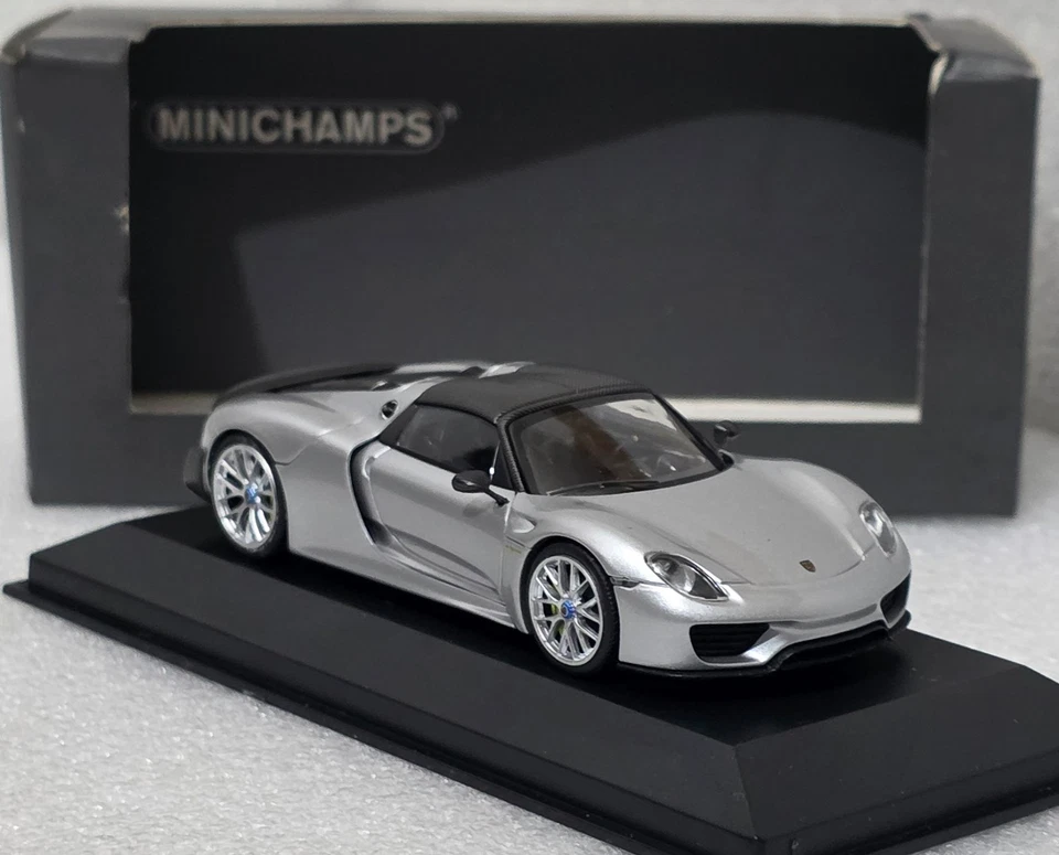 Paquete Porsche 918 Spyder Weissach 2015 plateado 1:43 Minichamps CA 043 16 012 (16) Foto 3 de 4
