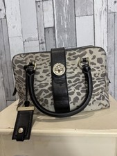 Borsa a tracolla grande Karen Millen in pelle scamosciata leopardata nera e beige