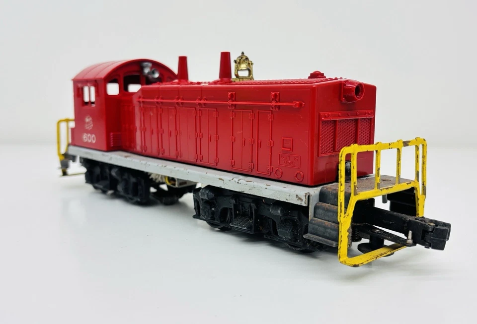Lionel Postwar MKT NW-2 Diesel Switcher 600 Red w/ Yellow Rails Runs - Image 4 of 4