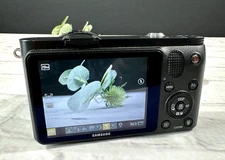 Samsung NX1000 Mirrorless Digital Camera 20-50mm F/3.5-5.6 Lense Batts & Charger