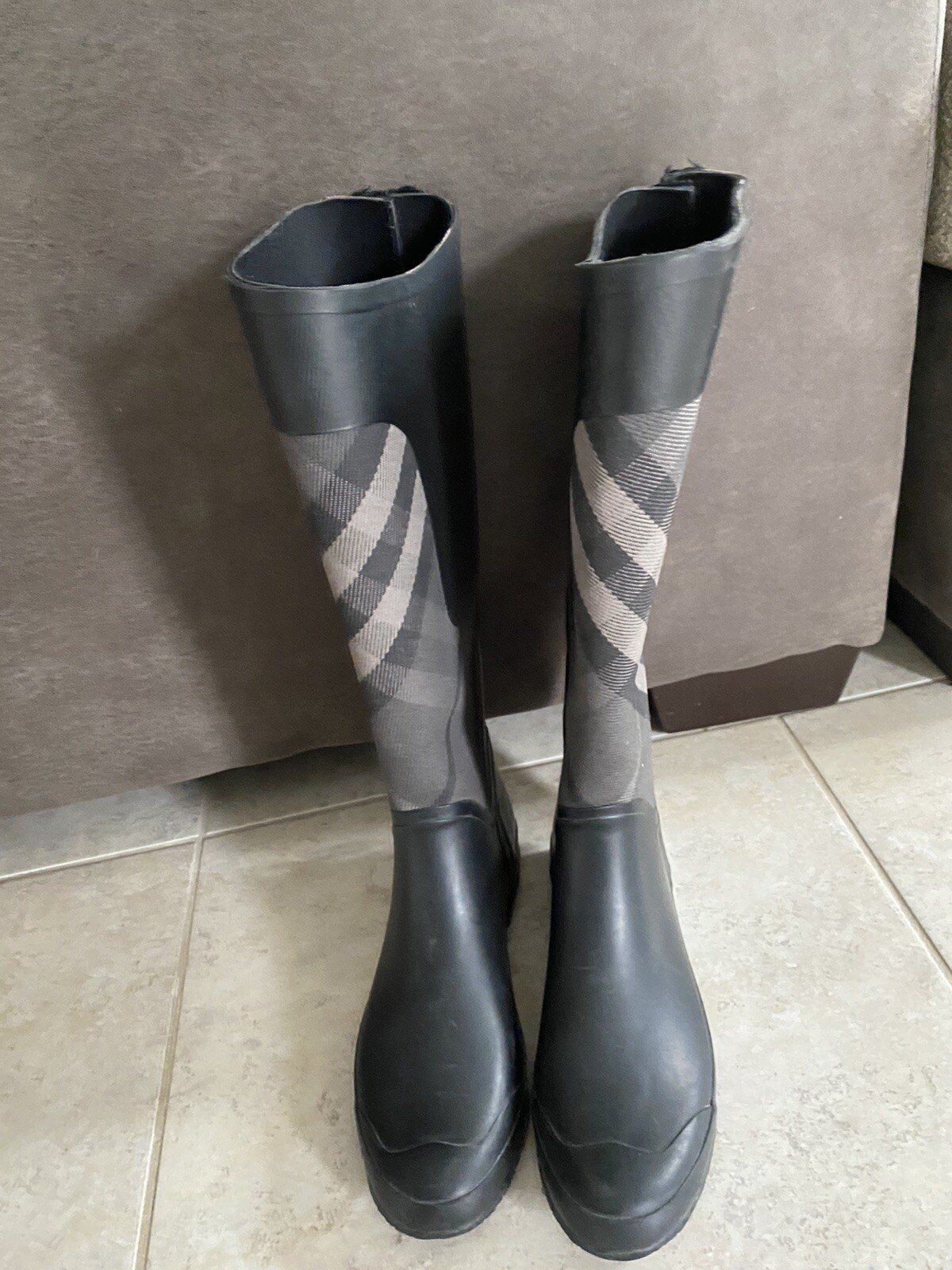 Fancy Burberry Women's Clemence  Back and Grey Rain Boots . Size 40 EUR image 2