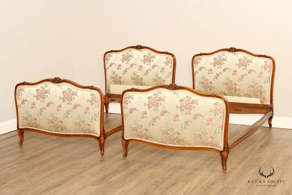 Par de camas dobles tapizadas con marco tallado estilo Luis XV francés Foto 2 de 4