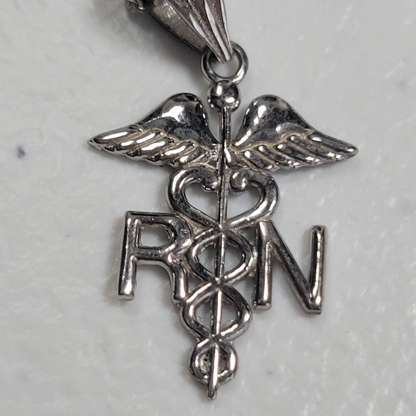 HERMÈS Collana infermiera RN tono argento ciondolo caduceo simbolo medico