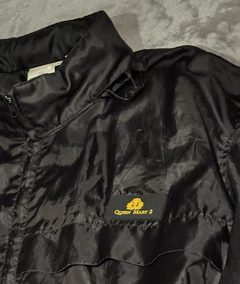 Chaqueta cortavientos Queen Mary 2 Cunard Line Cruise Ship negra con capucha XXL Y2K DE COLECCIÓN Foto 4 de 4