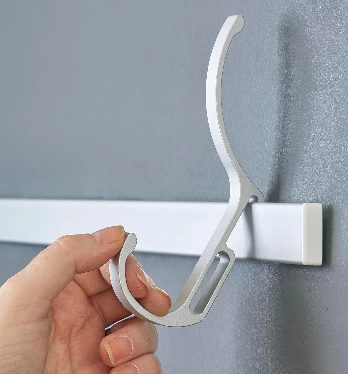 Neatfreak Wall Mounted Hook Track System W 12 Snap On Hooks 2x 28 neatfreak-wall-mounted-hook-track-system-w-12-snap-on-hooks-2x-28