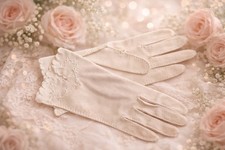 Vintage 1950s White Nylon Ladies Dress Gloves Scalloped Embroidered Cuff