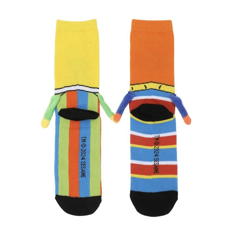 Calcetines informales Bert And Ernie’s Sesame Street para mujer con brazos magnéticos 3D Foto 3 de 4