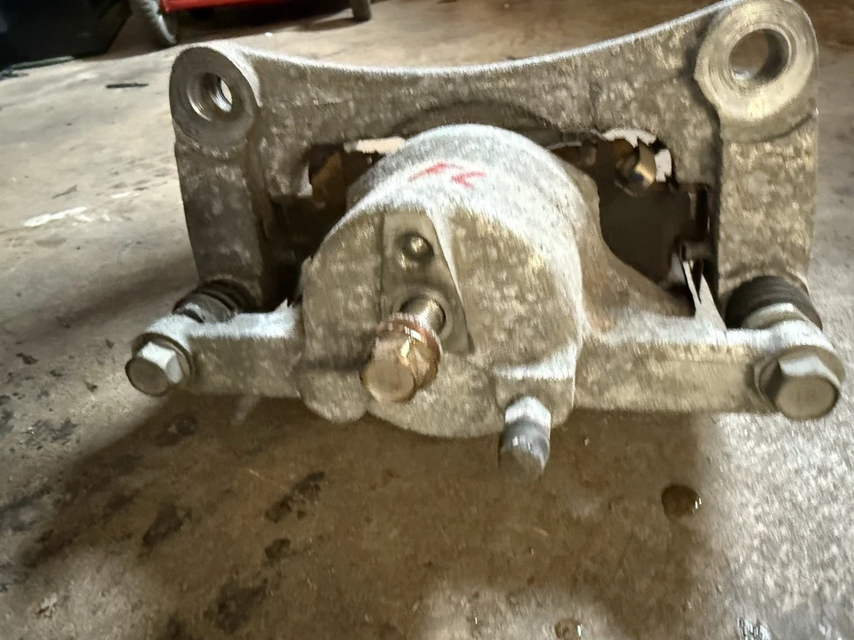 Pinza de freno de disco delantera izquierda Mazda CX-5 2017-2025 OEM 8 K kilometraje Foto 3 de 3