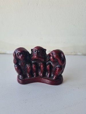 Chinesische 3 weise Affen rotes Rsin ca. 2 cm x 2 cm Vintage