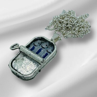 Handgefertigte SARDINEN ZINN HALSKETTE Meer MINIATUR Mini OZEAN Fischkonserven GESCHENKBOX