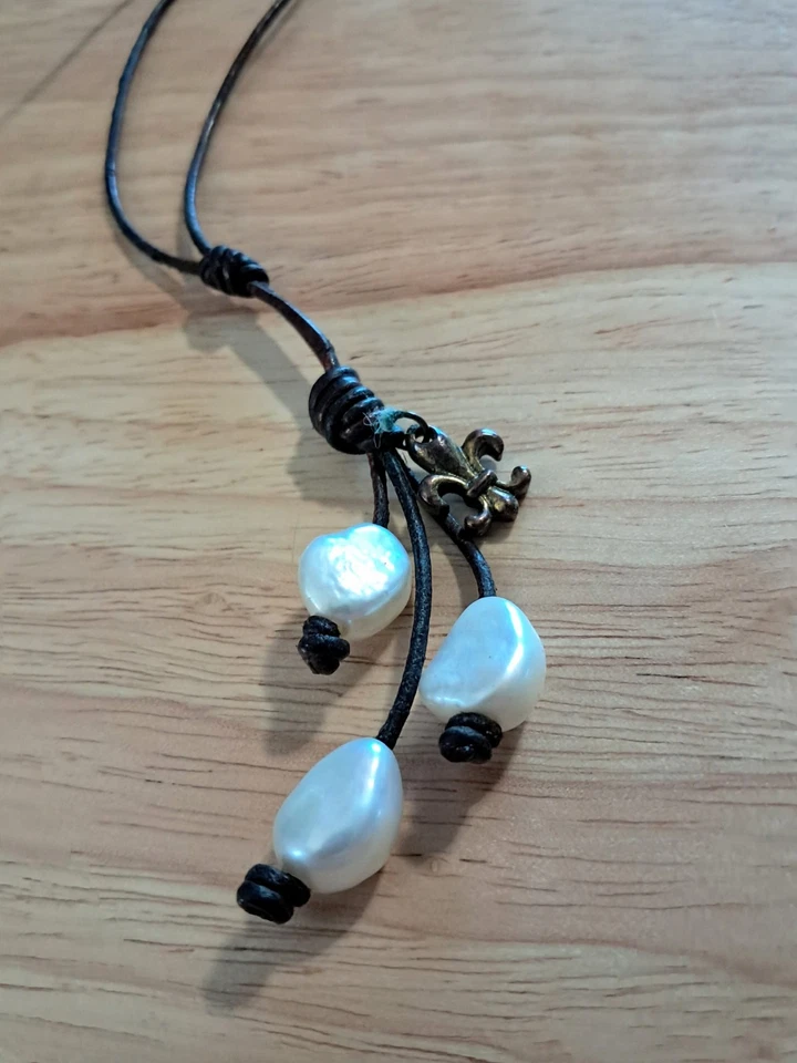 Collar Lariat Cuero Marrón Perla Blanca con Dije Flor De Lis Firmado PC Foto 2 de 4