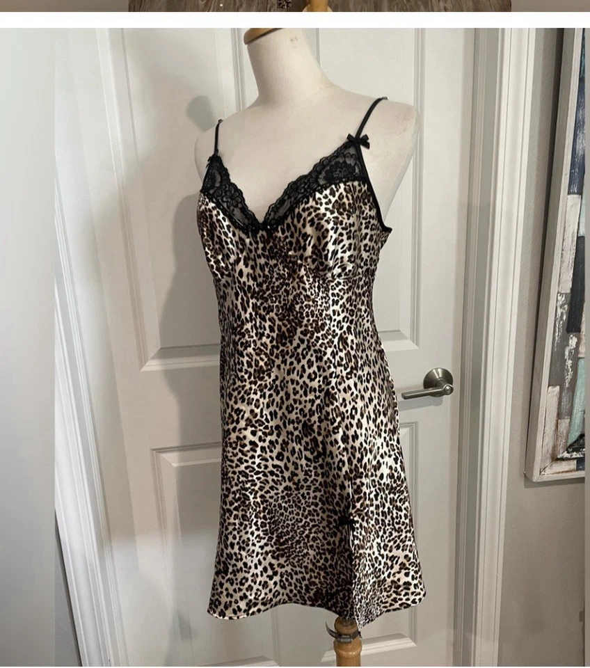 De colección Apt. Conjunto de bata de satén y vestido sin mangas con estampado de leopardo íntimo 9 talla grande Foto 3 de 4
