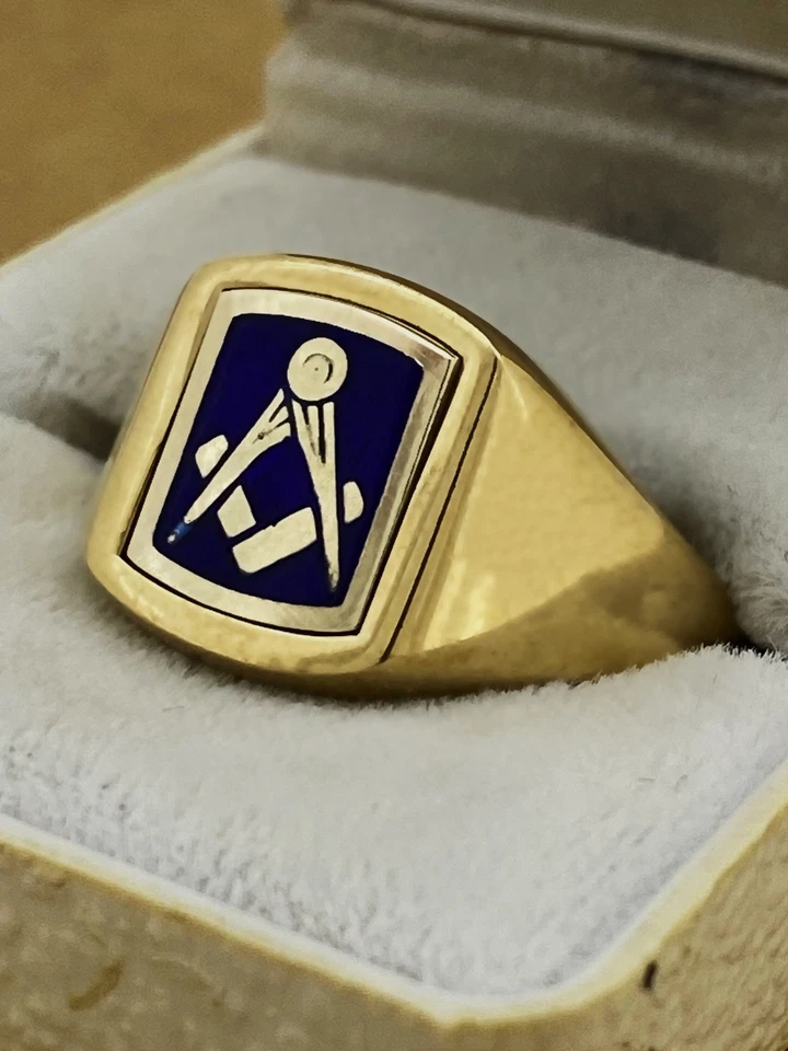 9K Yellow & White Gold Blue Enamel Masonic Engraved English Signet Mens' Ring - Imagem 2 de 4