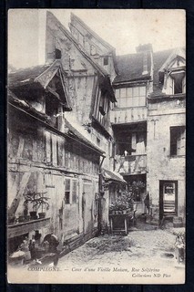 CPA OISE 60 COMPIEGNE Cour d'une vieille maison rue Solférino SD R46