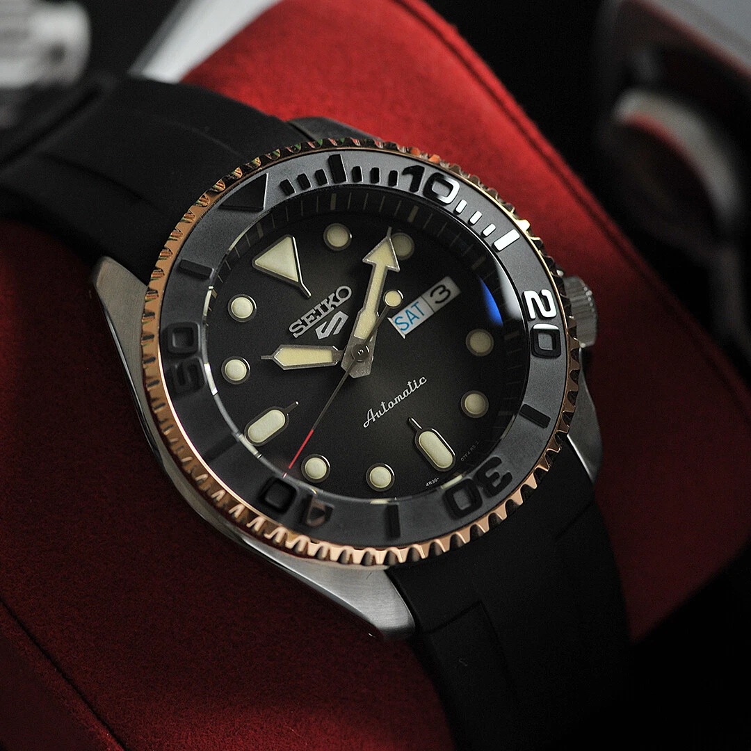 Seiko gold deals black watch