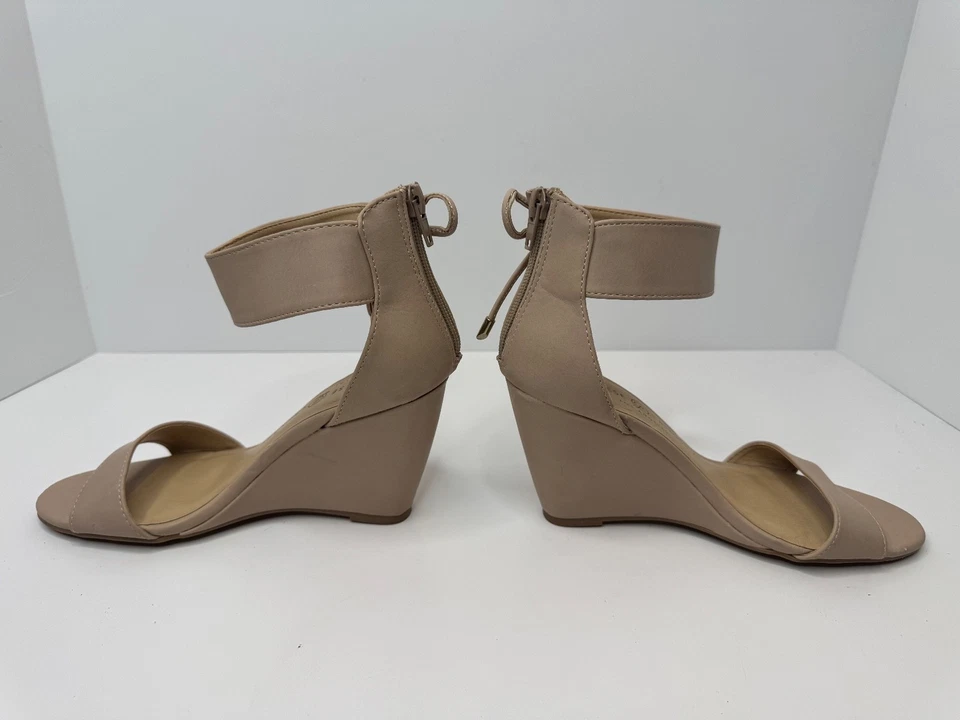 Sandalia de cuña para mujer CHINESE LAUNDRY tacón talla 6M Foto 2 de 4