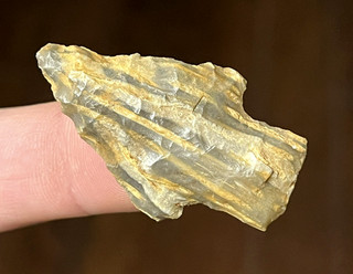 ATTRACTIVE TEXAS PETRIFIED WOOD DARL POINT ARROWHEAD AUTHENTIC ARTIFACT wj2