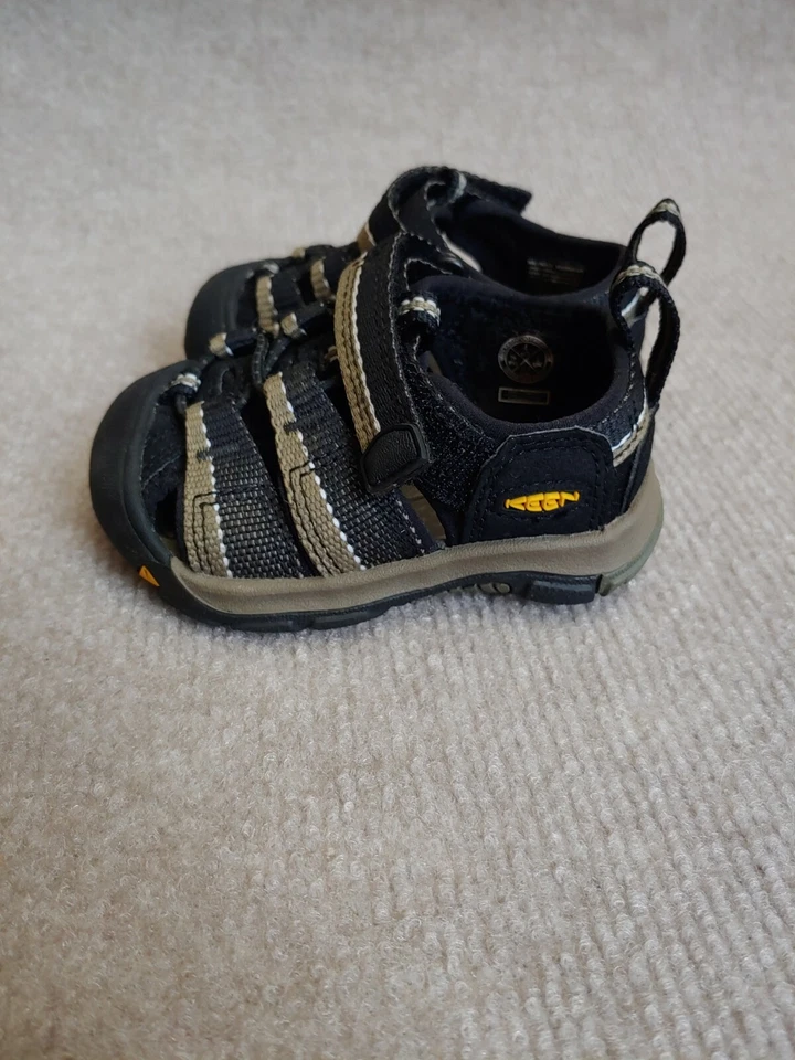 Sandalias de agua de senderismo KEEN para niños pequeños talla 4 negras unisex zapatos deportivos para niños Foto 2 de 4
