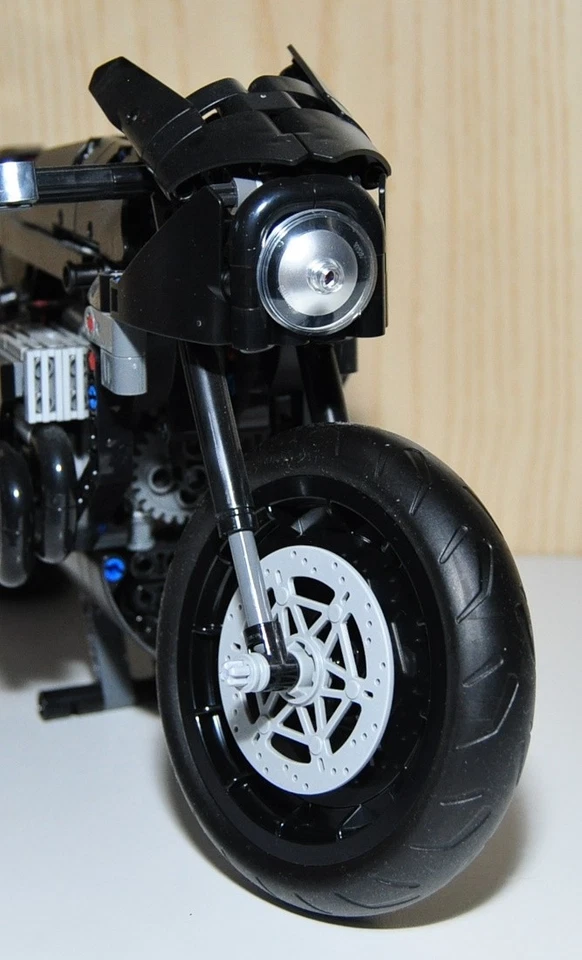 LEGO Technic 42155 The Batman - Batcycle, foto 4 di 5