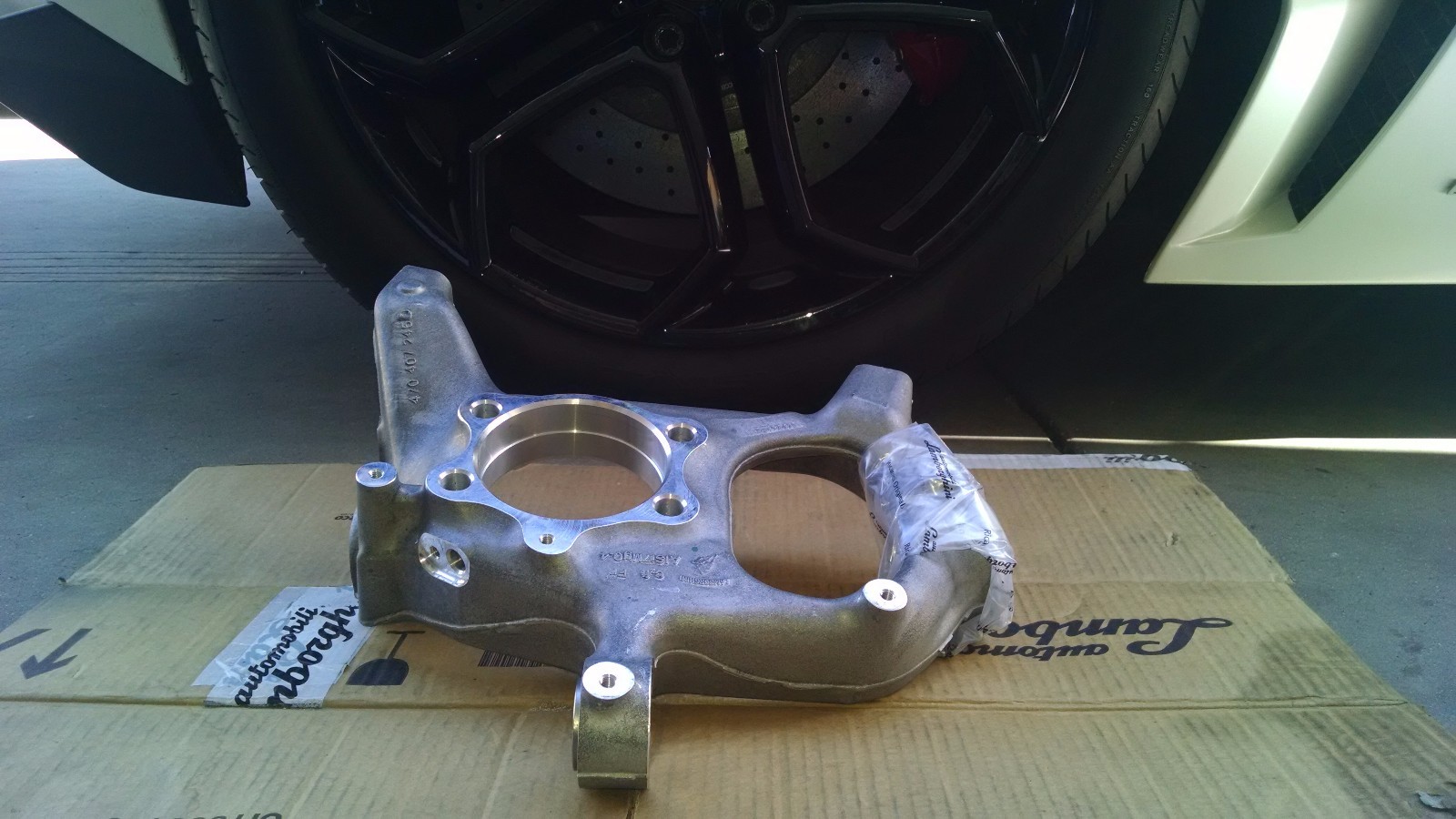 LAMBORGHINI AVENTADOR FRONT LEFT HUB KNUCKLE HOUSING OEM 470407245D