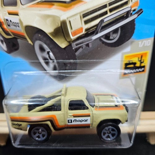 2019 Hot Wheels #64 - '87 Dodge D100 Matte Tan Baja Blazers #1 FYB93 Long Card - Picture 4 of 7