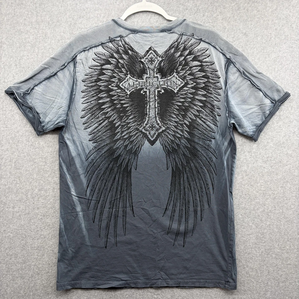 Camisa Affliction Para Hombres XL Gris Cuello en V Alado Cruz Gráfico Hecha en EE. UU. Hebilla Y2K Foto 4 de 4