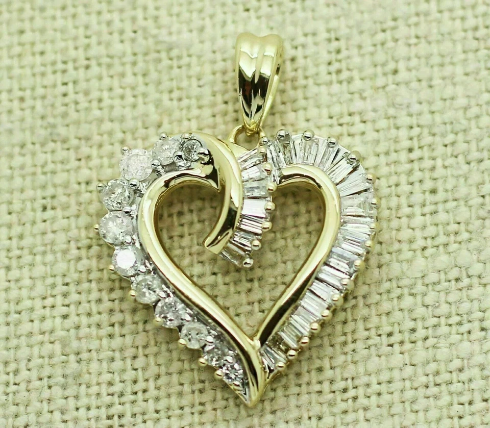 Colgante corazón amor diamante talla redonda y baguette de 1,50 quilates oro amarillo de 14 k Foto 3 de 4