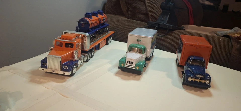 Lot of 3 First Gear, Taylor Trucks Semi LIONEL Trains 51 Ford 57 Internationa - Image 2 of 4