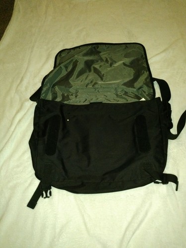 Incase Black Lap Top Bag Made With Polyethylene Foam And Vinyl - 第 4/7 張圖片