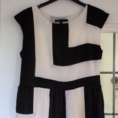 Marc Jacobs Cocktailkleid knielang 100% Seide ärmellos геом. Gr. 6 . Ohne Gürtel