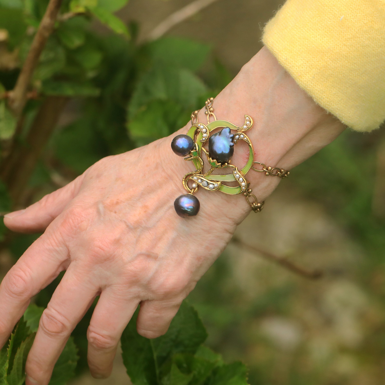 Bracelet Art Nouveau pour soirée rétro avec feuille verte et perle baroque noire QD12