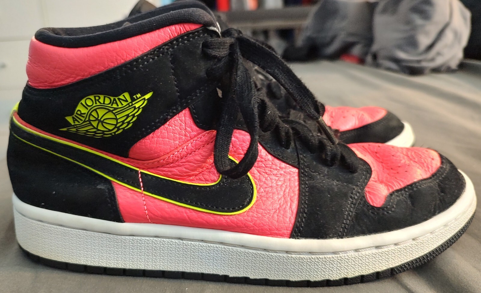 Air Jordan 1 Mid White Light Arctic Pink GS - 555112-103 - Restocks