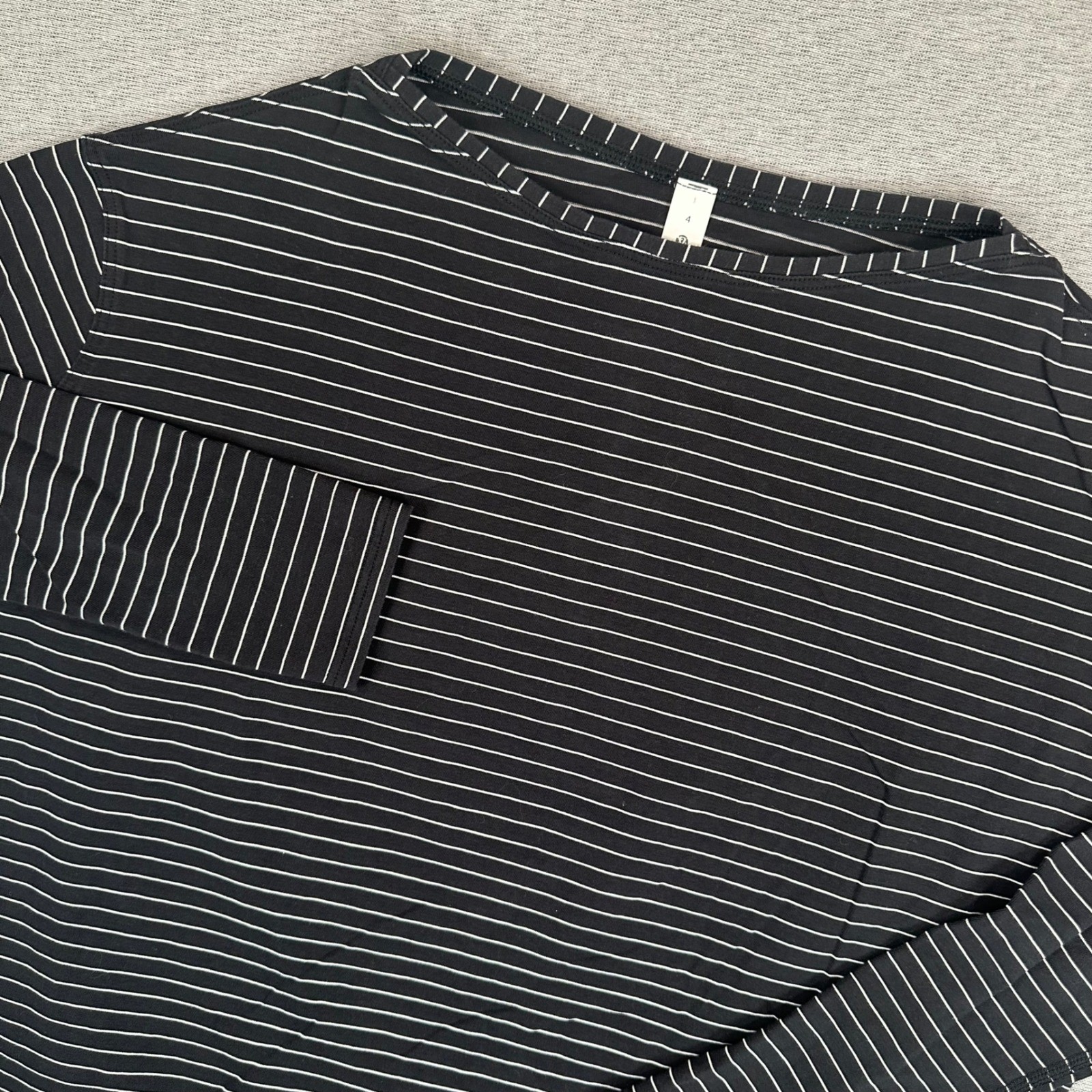 Lululemon Back In Action Long Sleeve Shirt Size 4 Black White Stripe LW3FBUS