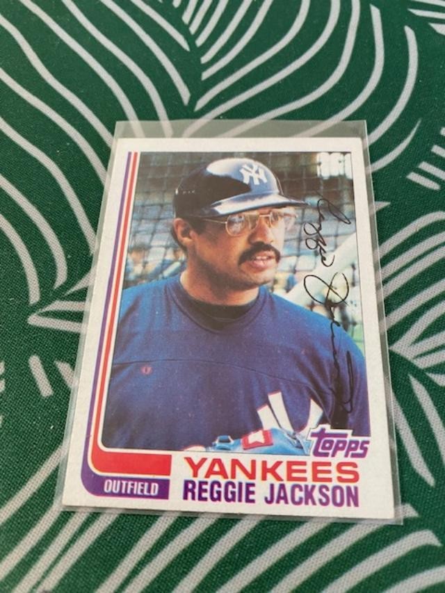1982 Topps - Reggie Jackson #300 - FREE SHIPPING