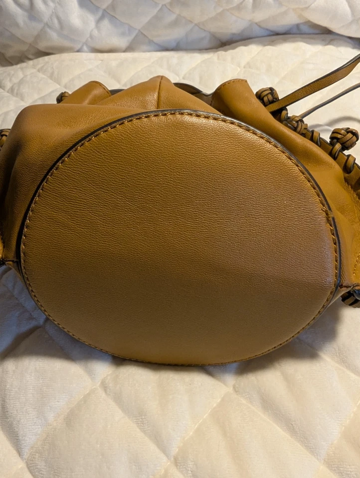 Vince Camuto желтовато-коричневый кожаный шнурок мешок Дамская сумка узлы бахрома 11w 7,5t - Изображение 4 из 4