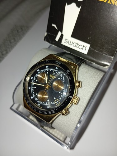 SWATCH IRONY CHRONO 2002 GOLDFINGER SPECIALE JAMES BOND 007 YCG401 NUOVO - Imagen 2 de 15