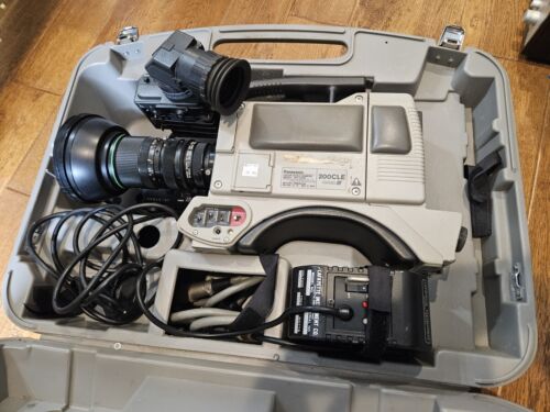 Panasonic 200CLE CCD WV-F200 W/ Canon TV Lens Battery Charger In Plastic Case