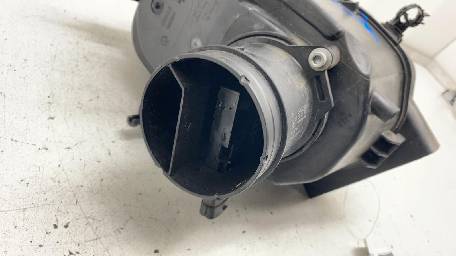 ⭕ 2017-2022 Maserati Levante Left Engine Air Filter Box Housing Assy 670101257