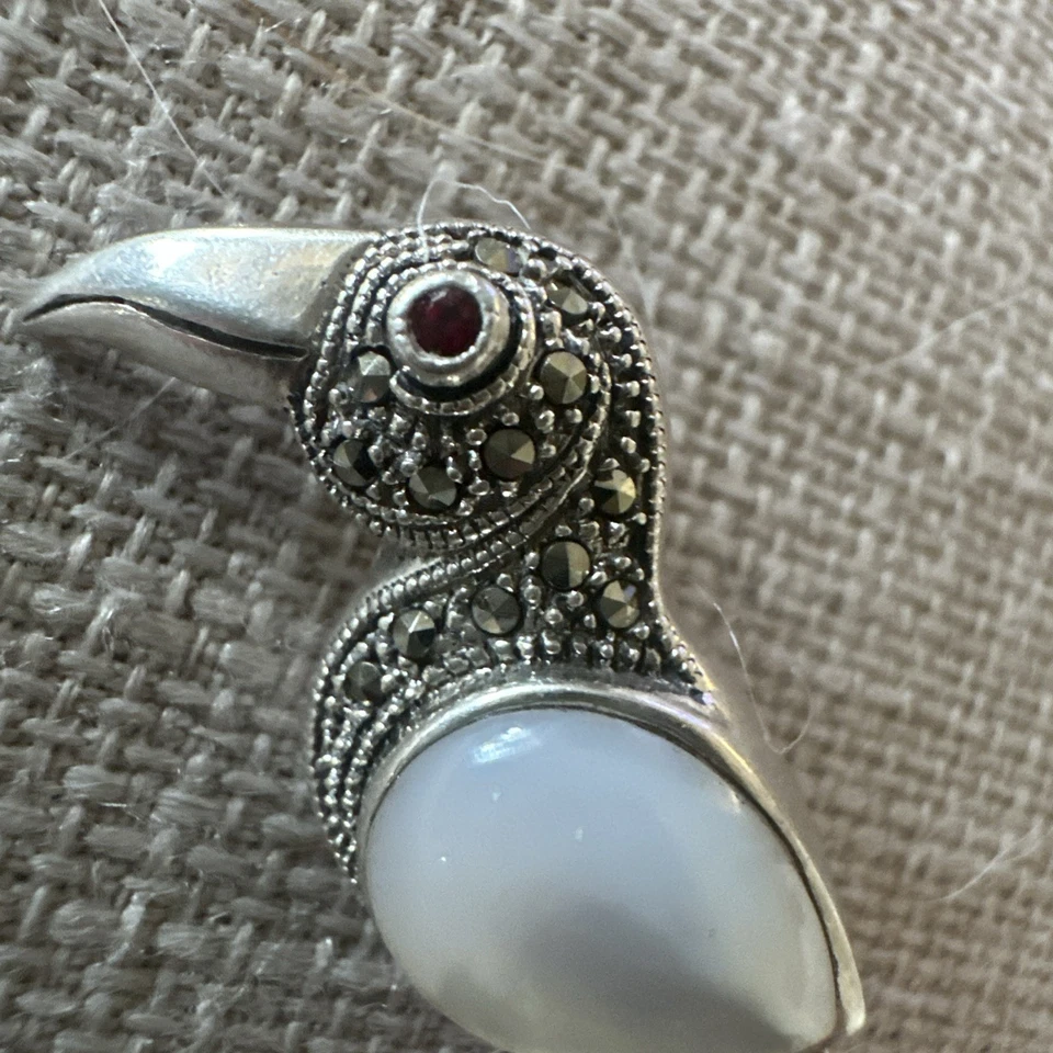 Precioso broche o alfiler de marcasita francesa 925 pájaro con ojo de gema roja. Foto 3 de 4