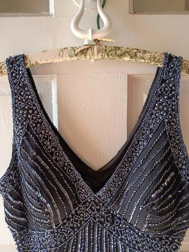 Vestido sin mangas DressBarn con cuentas cuello en V pequeño 10 Foto 2 de 4