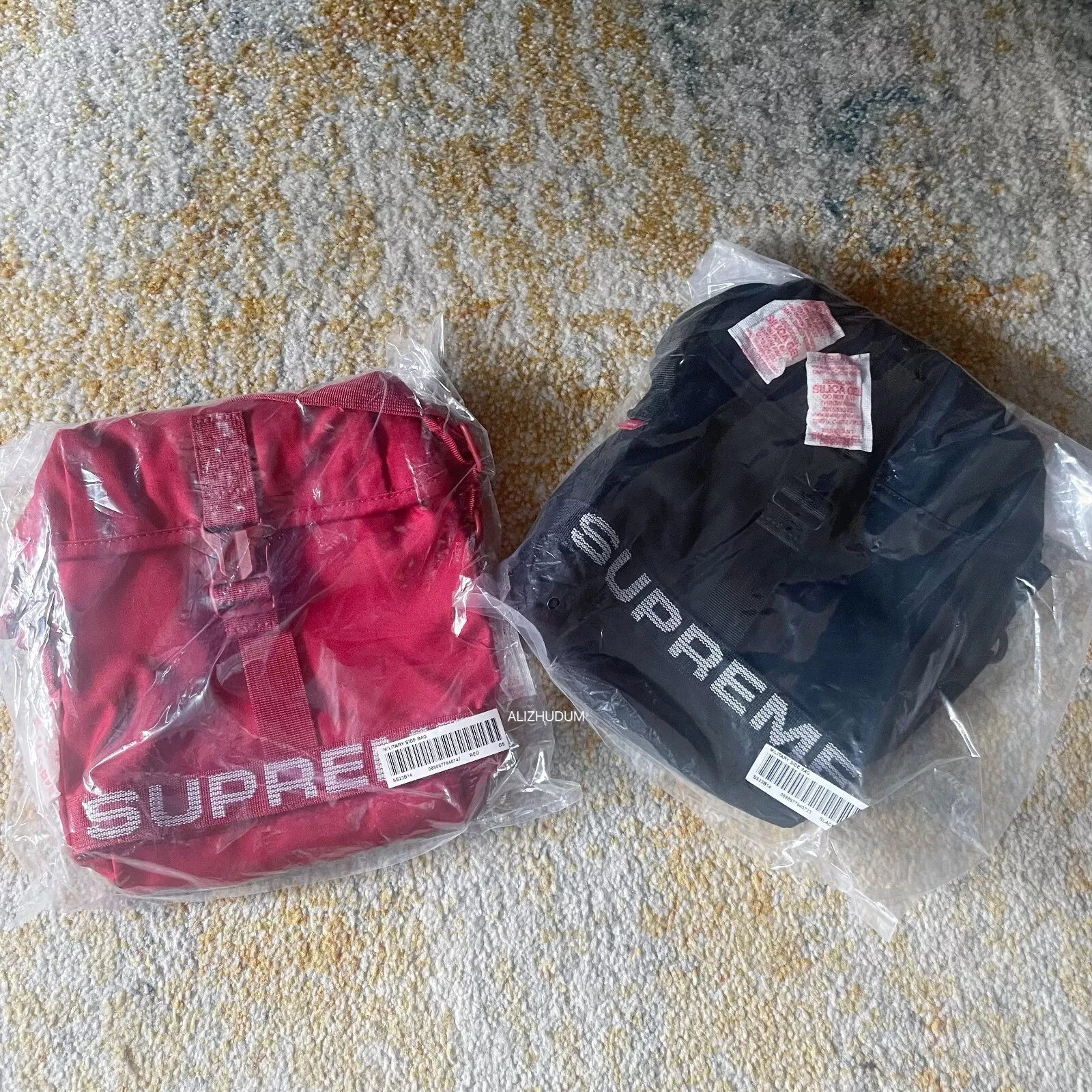 SAC LATÉRAL SUPREME SS23 CHAMP NOIR ROUGE 