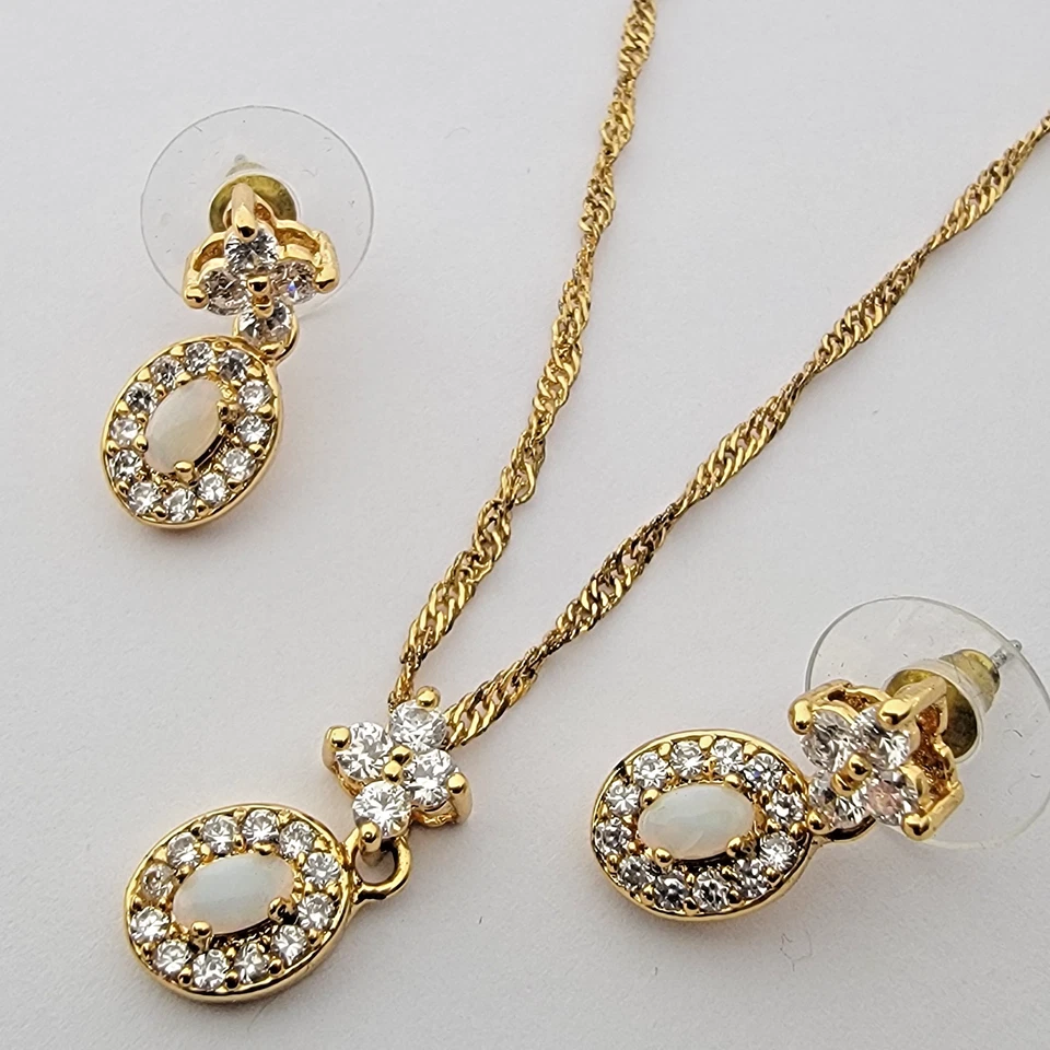 Pendientes a juego con colgante de ópalo rodeado de diamantes de imitación en tono dorado (17,5 pulgadas) Foto 3 de 4