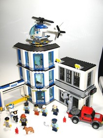 LEGO City Police Station 60141 Complete Set Buildings Police Vehicles