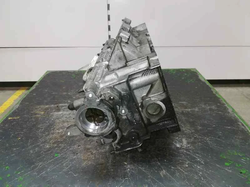 H0L04 Cylinder Head R. for Audi A6 Avant (4B5) 2.5 V6 24V TDI 1998 2669617 - Image 4 of 4