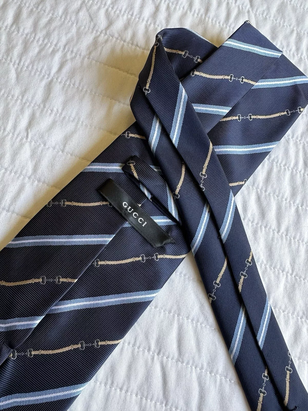 Cravate en soie imprimé ceinture et boucle Gucci marine bleu clair et or