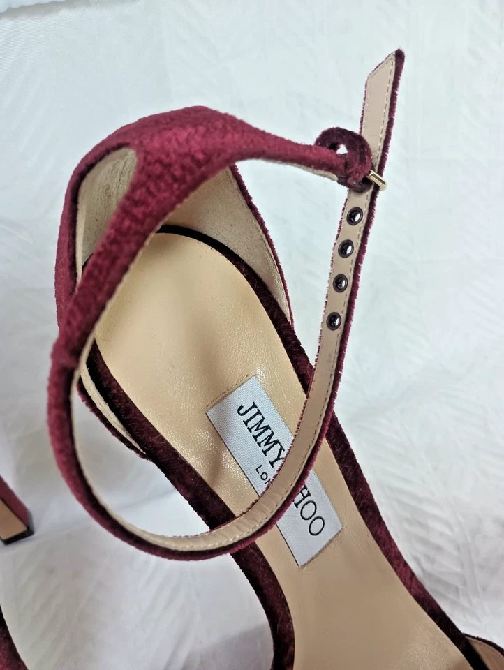 Tacones de aguja de terciopelo Jimmy Choo, rojo intenso, talla 40 (9,5), punta abierta. DS07 Foto 3 de 4