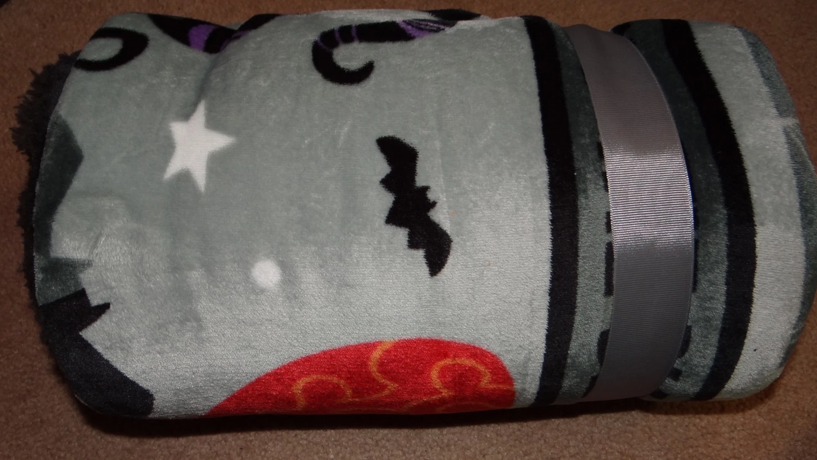 Hallmark Disney Hocus Pocus Throw Blanket - Thumbnail 2