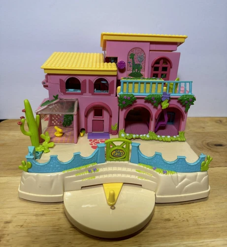 Vintage 2000 Polly Pocket Petland Hacienda Ranch w/ 23 Figures and animals
