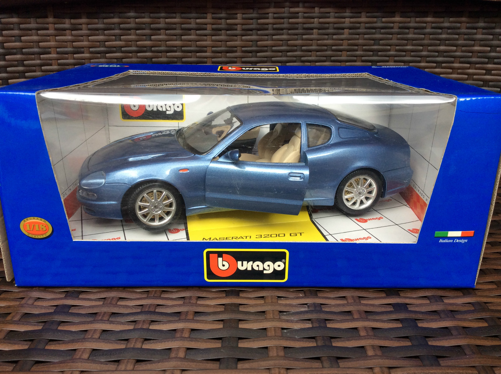 Bburago Maserati 3200 GT Die Cast Metal 1 18 ovp Bburago Maserati 3200 GT Die Cast Metal 1 18 ovp