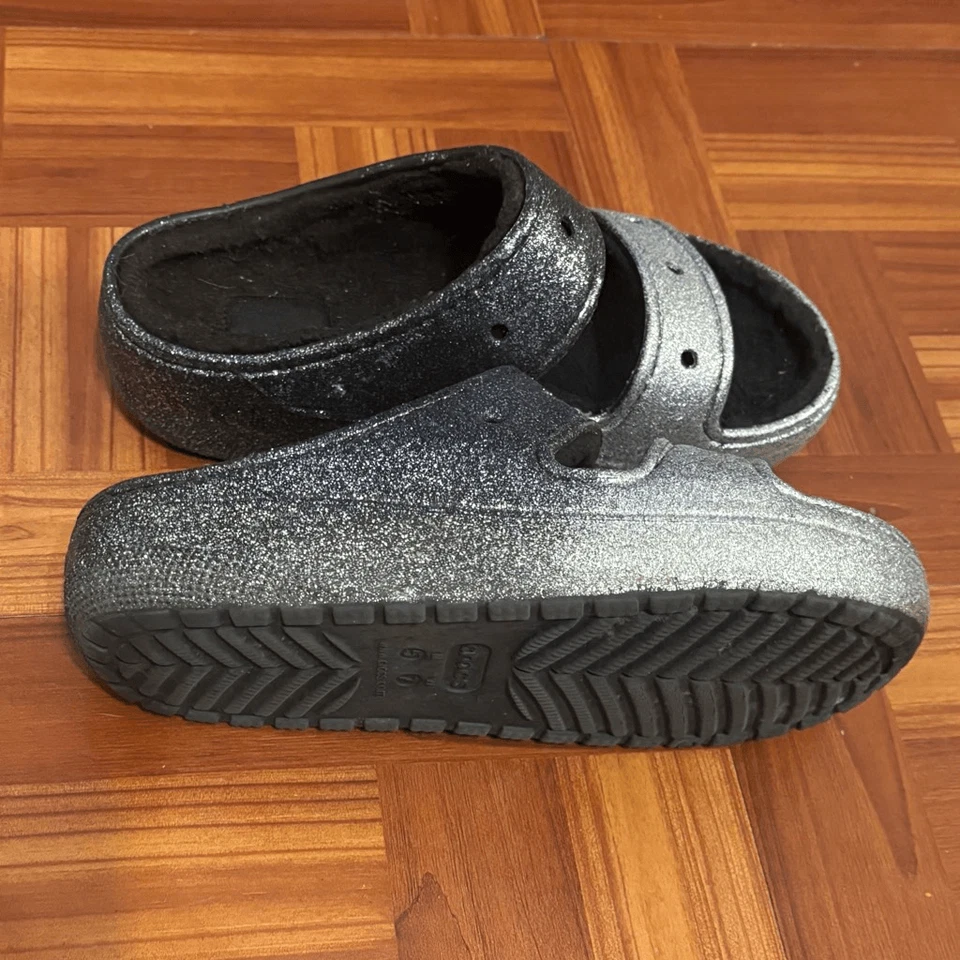 Sandálias Crocs Cozzzzy preto prata glitter forrado Sherpa 7 - Imagem 4 de 4
